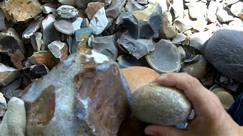 La roca chert es muy dura y compacta. A las variedades de chert, se le aplica una serie de nombres de rocas. El flint es un chert de color oscuro que .... 