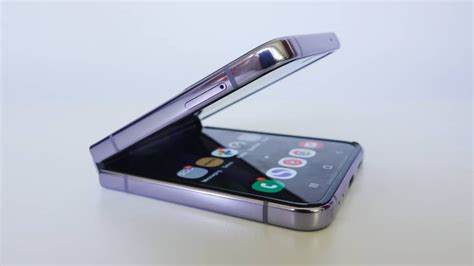 Flip phones 2023. According to ABI Research, foldable and flexible displays made up about 0.7% of the smartphone market in 2021, and in 2022 expected to fall just shy of 2%. Google's new Pixel Fold smartphone. From ... 