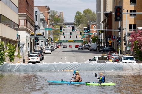 Flood concerns rise as Mississippi River crests in Iowa city