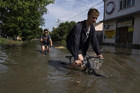 Flooding from dam break strands hundreds and leaves thousands with no drinking water in Ukraine