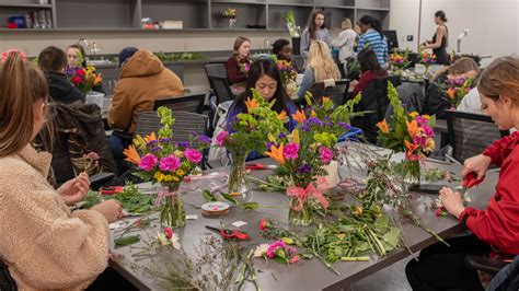 Floral design classes. Upcoming Classes: Keeping it Local. September 29, 10:00 am – noon. This class will showcase flowers sourced from local growers to create a beautiful late summer centerpiece. Food and non-alcoholic … 
