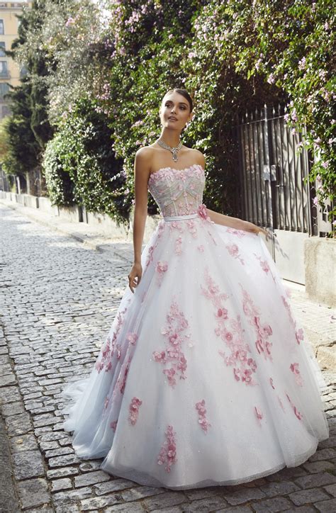 Floral embroidered wedding dress. Traditionally, a six o’clock wedding calls for formal or evening wear. However, many modern wedding parties eschew strict dress policies. Dress code is sometimes noted on the invit... 