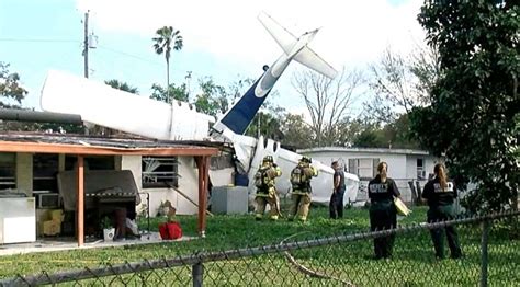 Florida'da küçük uçak evin üzerine düştü - Son Dakika Haberleri