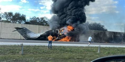 Florida’da otoyola inen küçük uçak araca çarpıp alev aldı: 2 ölüs