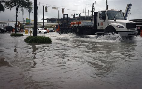 Florida cleans up after deluge strands cars, closes airport