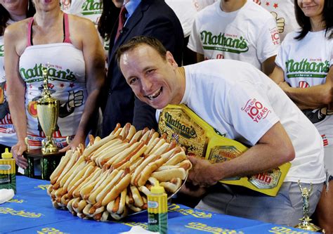 Florida couple competes in annual Nathan’s hot dog eating contest