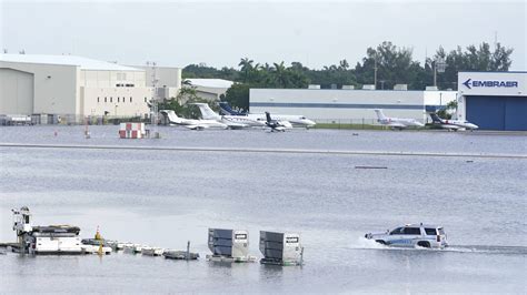 Florida mops up after floods close Fort Lauderdale airport