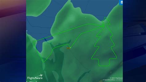 Florida pilot displays holiday spirit by outlining  Christmas tree while on flight path