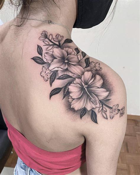 Flower tattoo shoulder blade. A bold flower tattoo on the shoulder blade by @kamiladaisytattoo is a real statement piece! With its vibrant design it gives such a powerful visual impact. To book in with @kamiladaisytattoo follow the link in her profile. 