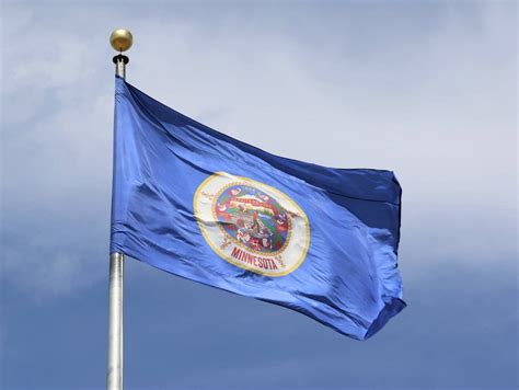 Flurry of last-minute submissions boosts entry pool for new Minnesota state flag/seal to 2,633