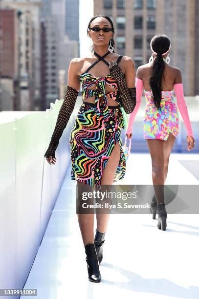 Flying Solo Nyfw Photos and Premium High Res Pictures - Getty …