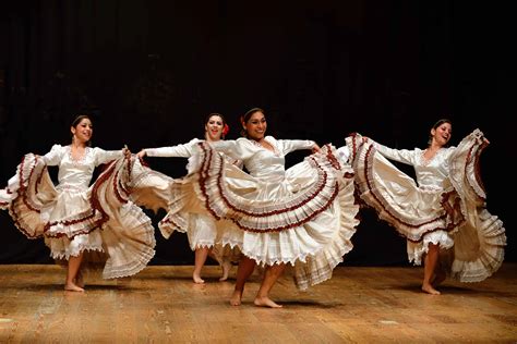 Las danzas del Estado de México que han logrado destacarse en el ambito cultural y artistico de esta region, y que hoy en día, hacen parte de la identidad de los mexicanos son: Danza Azteca, Concheros, Arrieros, Danza de las plumas y Danza de los negritos. La puesta en escena de sus coreografias y la vestimenta utilizada para dar vida a sus .... 