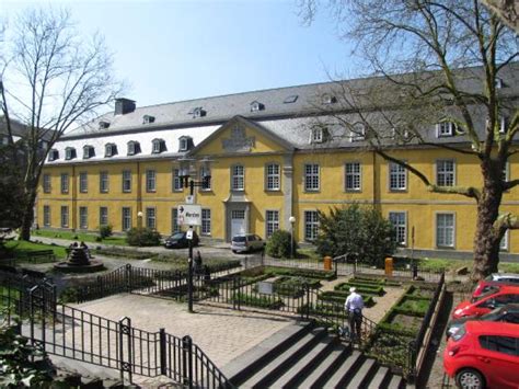 6. Folkwang University of the Arts. Established in 1927, Folkwang University of the Arts has over 90 years of experience in art education. The iconic campus in Essen, Germany welcomes 1,600 students each year who dream of landing a professional career in dance, music, and theater.. 