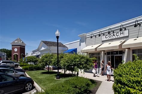 Food Court at Lee Premium Outlets® - A Shopping Center in Lee, …