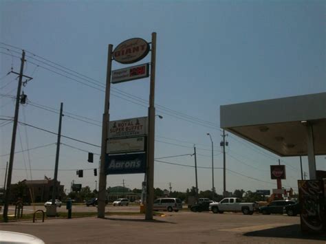 Food giant biloxi mississippi. Some say the Food Giant on Porter Avenue is slightly more expensive than other markets and that there are people who take advantage of the bi-weekly farmer’s market underneath the Interstate 110 ... 