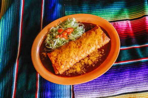 Food mesa az. Are you looking for an escape from the hustle and bustle of everyday life? A casita rental in Tucson, AZ may be just what you need. Casitas are small, self-contained homes that off... 