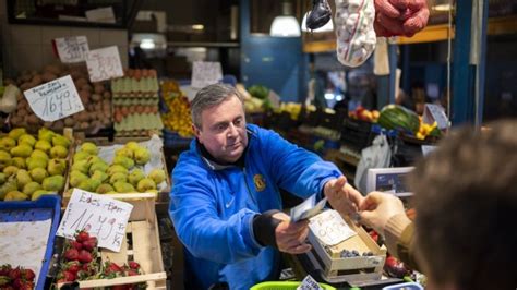 Food prices fall on world markets but not on kitchen tables