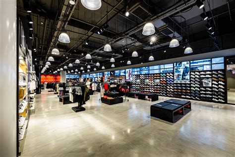Foot locker old orchard. 409057 Singapore. Paya Lebar Quarter (PLQ), 10 Paya Lebar Road #02-05. Singapore, 409057. Visit your local Foot Locker at Vivo City, 1 Harbourfront Walk in Singapore, Central Singapore to get the latest sneaker drops and freshest finds on brands like adidas, Champion, Nike, and more. 
