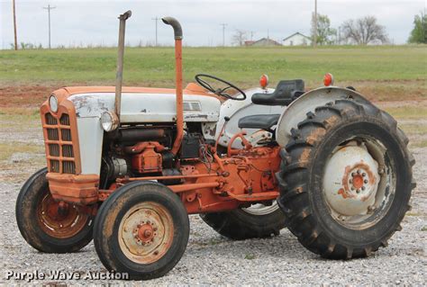 The Ford 861 Powermaster is a 2WD utility tractor from the 801 Powermaster series. This tractor was manufactured by Ford in Highland Park, Michigan, USA from 1958 to 1962. The Ford 861 Powermaster is equipped with one of two engines: a 2.8 L (172.0 cu·in) four-cylinder gasoline/LP-gas engine or a 2.8 L (172.0 cu·in) four-cylinder diesel engine and a unsynchronized gear transmission with 5 .... 