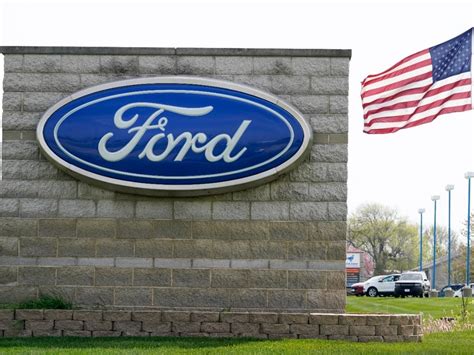 DETROIT — Ford Motor Co. said Monday that it's pausing construction of a $3.5 billion electric vehicle battery plant in Michigan until it is confident it can run the factory competitively. The .... 