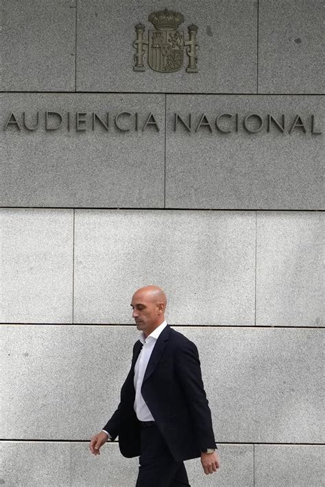Former Spanish soccer federation chief Rubiales given a restraining order, denies wrongdoing to Spanish judge