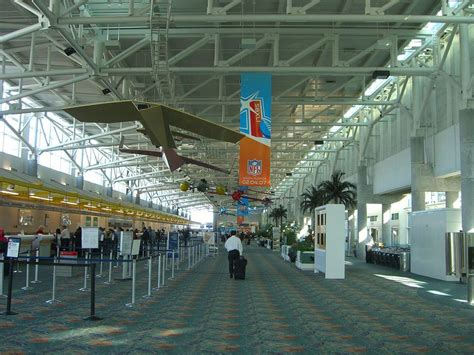Fort lauderdale hollywood intl. El Aeropuerto Internacional de Fort Lauderdale-Hollywood (FLL) se encuentra en el corazón de Gold Coast de Florida y cuenta con múltiples aerolíneas comerciales que movilizan a más de 36 millones. El aeropuerto es operado por la Junta de Comisiones del Condado de Broward y ofrece vuelos directos a más de 100 destinos nacionales e ... 