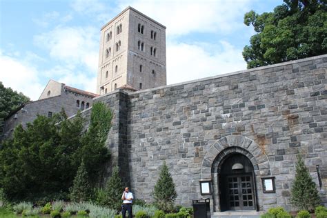 There are two free public parking areas in the park. Space is limited and parking is timed. No meters. Public parking may be found all around The Met Cloisters. Public parking is available on the southern end of the park, just inside the Margaret Corbin Circle entrance on the right-hand side, across from the restaurant/concession building.. 