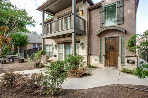 Fort worth townhomes for rent. See all 9 townhomes in 76119, Fort Worth, TX currently available for rent. Each Apartments.com listing has verified information like property rating, floor plan, school and neighborhood data, amenities, expenses, policies and of … 