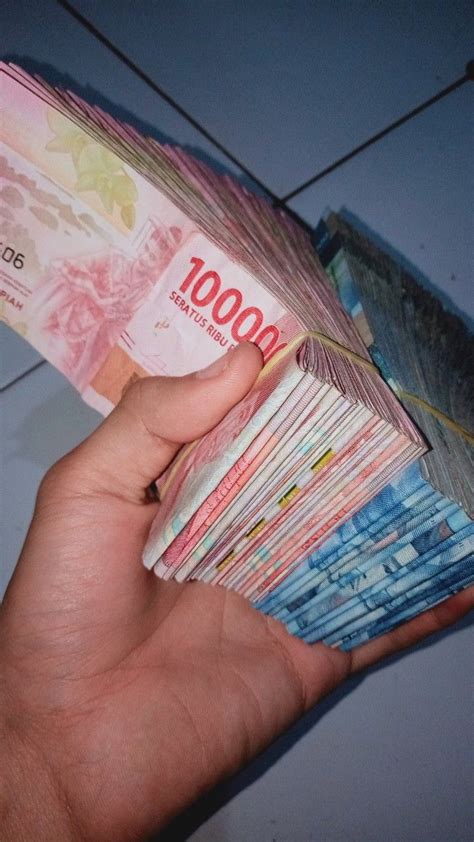Foto uang di tangan 500rb. Pasang togel 2000 2 angka.