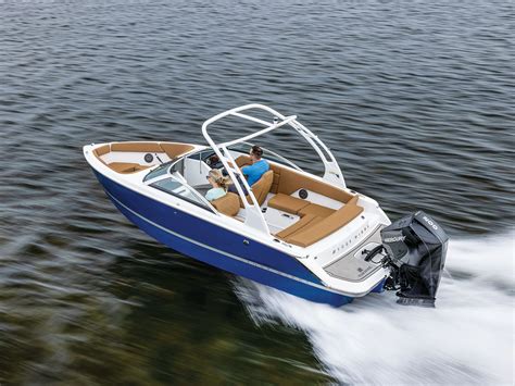 Take a cruise, lounge around, or shred the surf with the HD3. With more room than you could ask for, top of the line hand-stitched upholstery, and a functional head you’ll find that the competition doesn’t stand a chance. LOA 22' 1"/6.7 m. Beam 8' 5"/2.54 m. Persons Capacity 12 people / 9 CE. Fuel Capacity 44 gal/167 L.. 