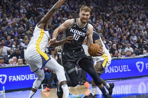 Fox, Kings beat Warriors 114-106 for 2-0 lead; Green ejected