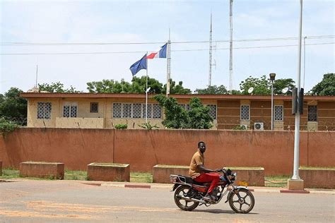 France closes embassy in Niger