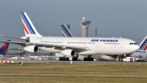 Paris Airport has non-stop passenger flights scheduled to 274 destinations in 110 countries. At present, there are 17 domestic flights from Paris. The longest flight from Paris CDG is a 5,508 mile (8,864 km) non-stop route to Perth PER. This direct flight takes around 16 hours and 30 minutes and is operated by Qantas.. 