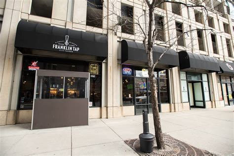 Franklin tap chicago. Franklin Tap is located in Chicago's vibrant Loop, right by Willis Tower. We are the Loop's neighborhood bar serving favorites like burgers, wings, salads and, the best craft beer in Chicago. With a selection of 12 rotating taps and 80 craft bottles and cans, we're the perfect location downtown. 