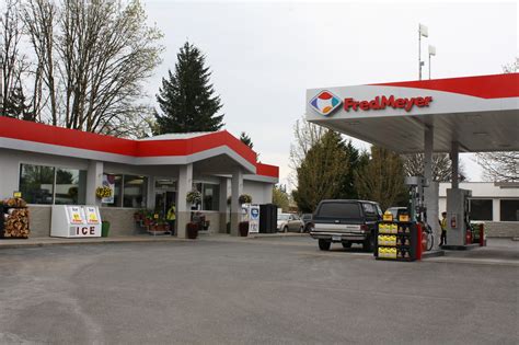  Fredmeyer has 1 gas station in East Wenatchee, WA. Save on our already low gas prices by using your Shoppers Card to redeem Fredmeyer Fuel Points earned from qualifying grocery, prescription, and gift card purchases. Up to 1,000 fuel points can be redeemed for $1 off per gallon at all Fredmeyer gas stations and participating partner locations. . 