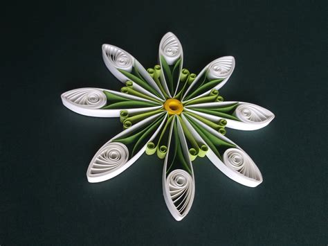 Free paper quilling patterns. Quilling snowflakes is easy with a pattern and template. Step-by-step quilling snowflakes tutorial using basic quilling snowflake shapes. Makes great Christm... 