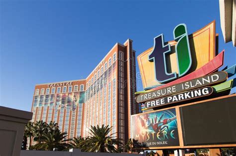 Free parking on strip. Visitors can find free parking for guests and visitors at these hotels that are a five-minute walk from the Strip. Hooters , 115 E Tropicana Ave. Royal Resort , 99 Convention Center Drive 