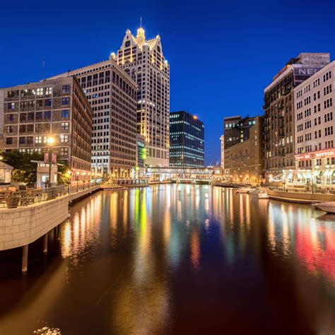 Free things to do in milwaukee. Sep 7, 2020 ... From the trails with their fall colors and the various harvest festivals to watching the annual Milwaukee Lakefront marathon and the famous ... 