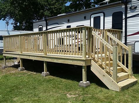 Freestanding deck. If you are planning on installing a hot tub or porch on top of your deck, you will usually need more footings and posts to support the additional loads. Freestanding decks that are not attached to the house with a ledger board will require an additional beam and row of footings. Decks with lots of angles may also require … 