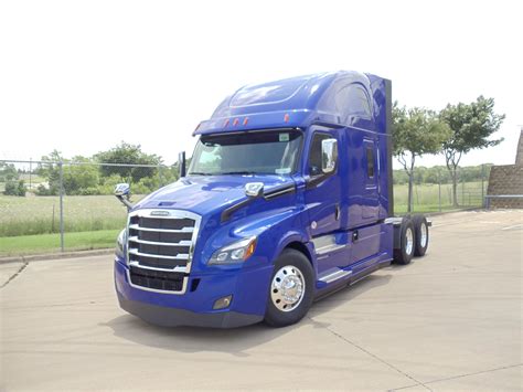 Smart, automated safety systems. The Freightliner eCascadia electric semi truck brings it all together in a design that's built on the proven, aerodynamic Cascadia platform – and ready for any short-haul route. It’s a truck that’s built to move forward. And pull an entire industry along with it. ePowertrain.. 