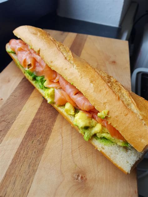 French baguette sandwich. To feed 100 people, serve at least 120 sandwiches according to ellenskitchen.com. Although many people only eat one sandwich, some may eat more than one. Expect to adequately serve... 