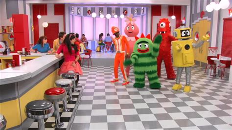 Fresh beat band and yo gabba gabba. Our Gabba Land Pals dancing to music performed by The Fresh Beat Band 