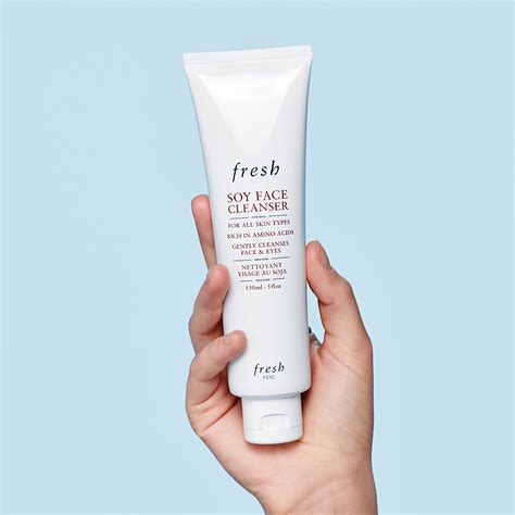 Fresh face wash. An ideal daily face wash for dry skin, this soap-free cleanser dissolves dirt and everyday impurities without irritating or stripping skin of essential moisture. It also comforts and balances the skin while keeping it moisturized for 6 hours. Dissolves dirt and everyday impurities. Hydrates and balances skin. Cleanses without stripping skin. 