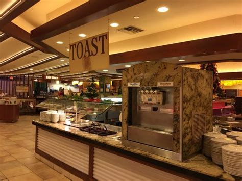 Breakfast buffets can be so big they can be overwhelming. Here is how to perfect the best strategy during your next hotel stay. Breakfast buffets are one of the many pleasures of s...