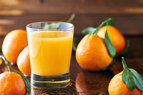 Fresh orange juice. Fresh squeezed and pasteurized orange juice is rich in antioxidants, particularly carotenoids, flavonoids, and vitamin C. Antioxidants are chemicals that … 