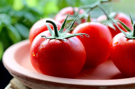 Freshtomato. First, cut slits into the skin of each tomato and pop them onto a microwaveable dish. The slits help steam escape and avoid some of the mess it makes in your microwave. Spread. Spread out the tomatoes, so they are apart on the plate and pop it into the microwave. Microwave. Heat on full power for between … 