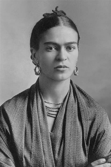 Frida Kahlo de Rivera (* 6. Juli 1907 in Coyoacán, Mexiko-Stadt, als Magdalena Carmen Frieda Kahlo y Calderón; † 13. Juli 1954 ebenda) war eine mexikanische Malerin. Sie zählt zu den bedeutendsten Vertreterinnen einer volkstümlichen Entfaltung des Surrealismus, wobei ihr Werk bisweilen Elemente der Neuen Sachlichkeit zeigt.