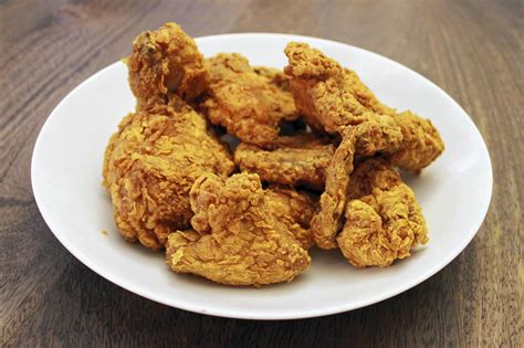 8 pieces of mixed dark and white meat fried chicken and your choice of two 15-16 oz. side dishes and 1 pkg. of 4 ct Kings Hawaiian rolls. 8 Pieces Grilled Chicken 8 pieces of mixed dark and white meat grilled chicken (2 breasts, 2 thighs, 2 drumsticks, 2 wings).. 