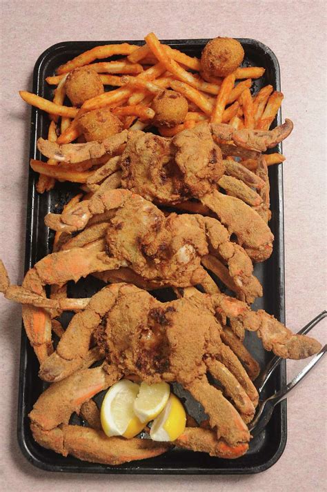 Fried crab. 1 Defrost and unwrap crab sticks packaging. 2 Unroll and peel into thin strips. 3 Sieve in corn starch and coat crab stick strips evenly. Allow them to slightly dry in the refrigerator for 2 hours to minimize oil splatters. 4 Heat oil to 160℃-170℃, distributed strips evenly on hot oil, fry in small batches. 