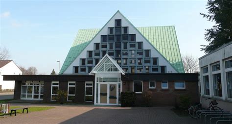 Friedenskirche dinslaken.  F&uuml;r eine Kirche eigentlich kein hohes Alter.  Friedenski...